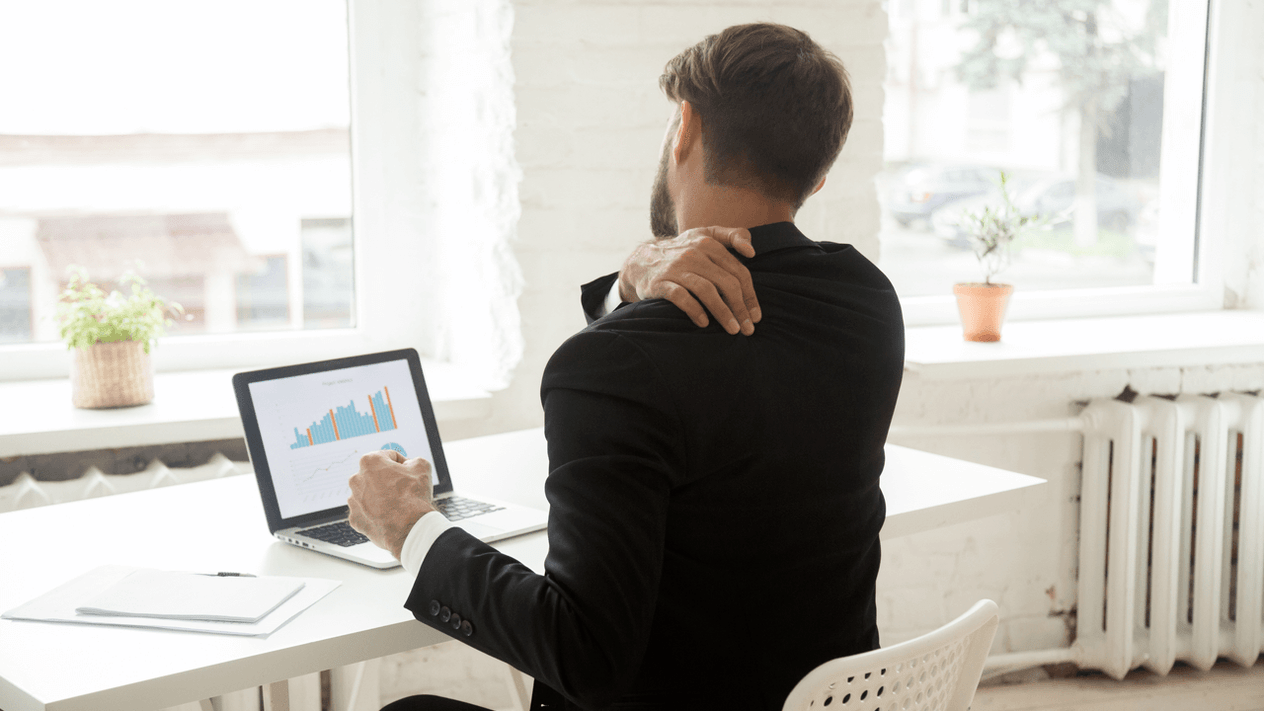 Dor nas costas do trabalho sedentário no computador