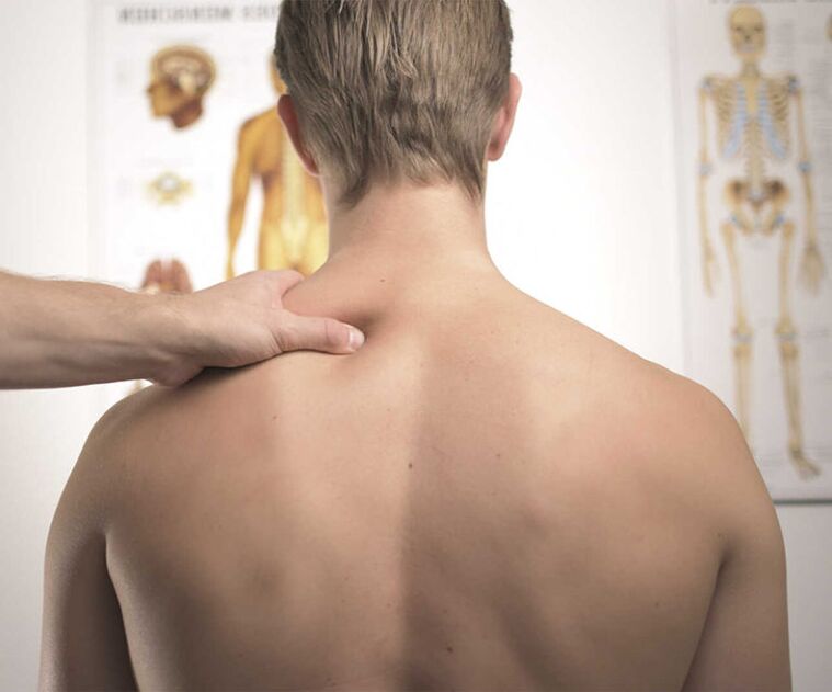 Exame diagnóstico de um paciente com osteocondrose cervical para prescrever um plano de tratamento